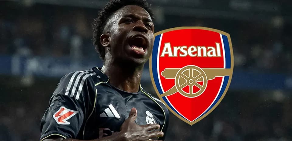 Jugador celebrando un gol con el logo de Arsenal