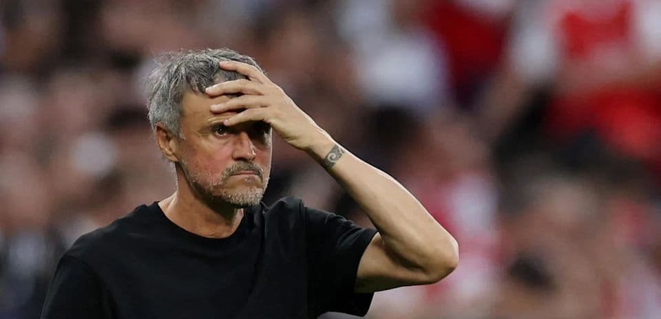 Entrenador mostrando preocupación durante el partido