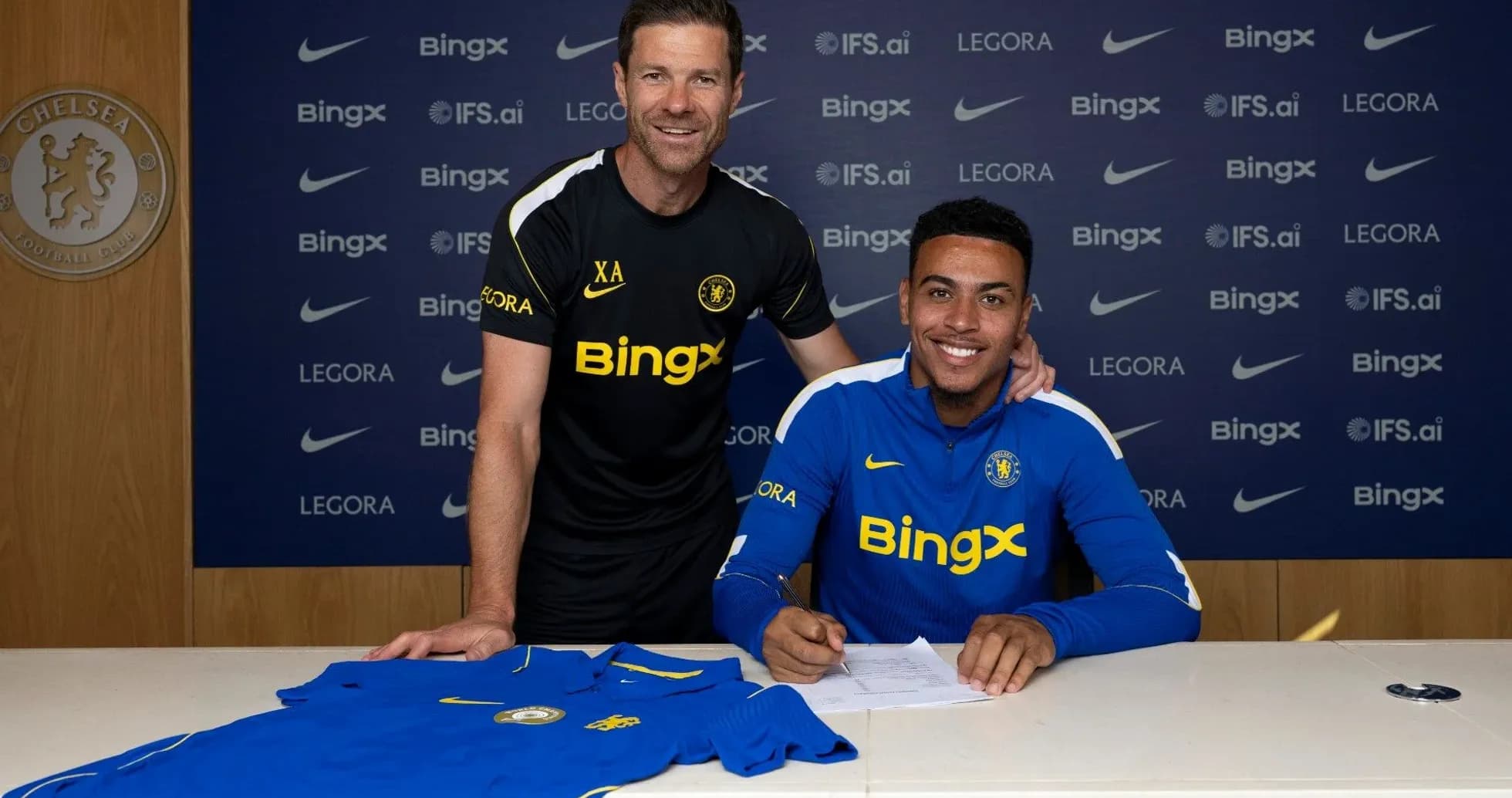 Jugador firmando contrato con Chelsea FC en conferencia