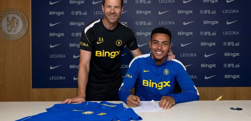 Jugador firmando contrato con Chelsea FC en conferencia