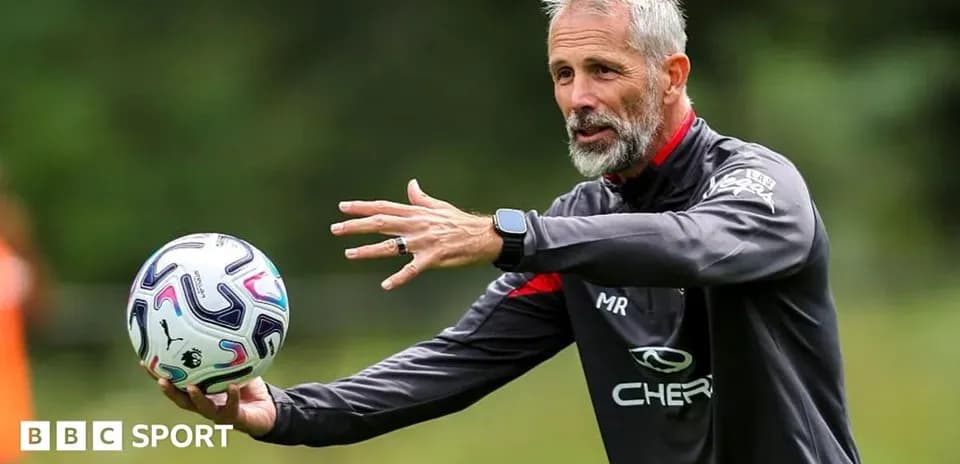 Entrenador mostrando una pelota durante sesión de entrenamiento