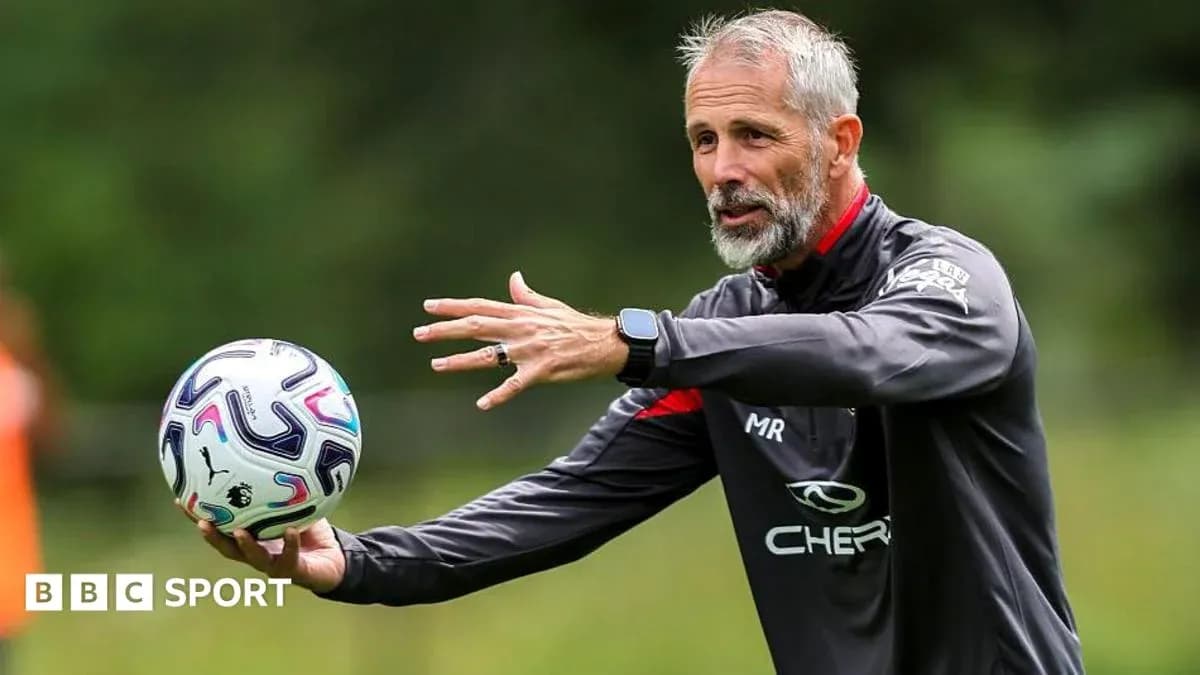 Entrenador mostrando una pelota durante sesión de entrenamiento