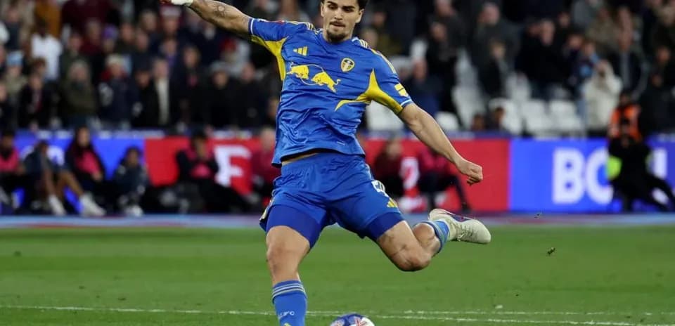 Jugador de Leeds United pateando el balón en el partido