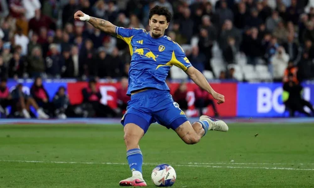 Jugador de Leeds United pateando el balón en el partido