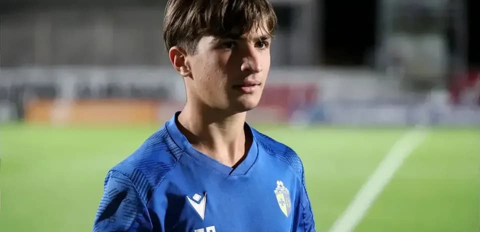 Jugador en uniforme azul en el campo de fútbol