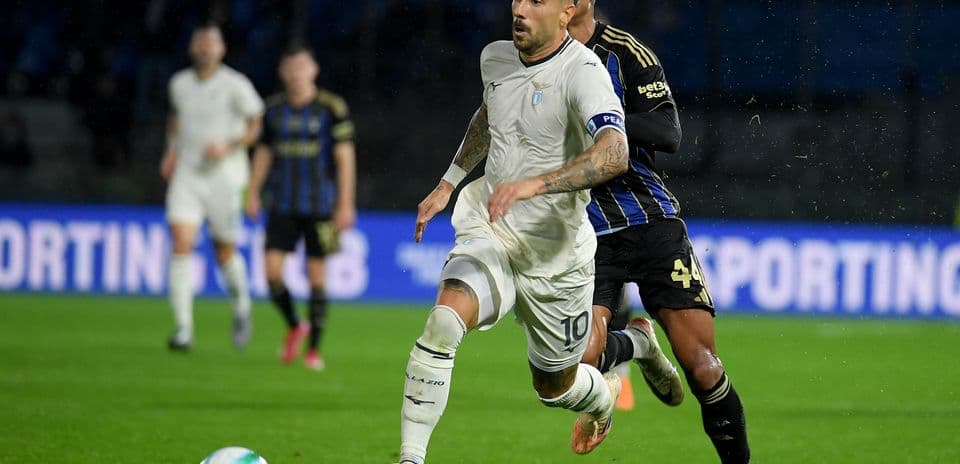 Jugador de Lazio corriendo con el balón
