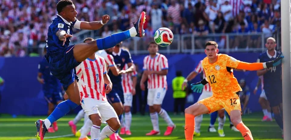 Jugador realizando un tiro en el área durante partido