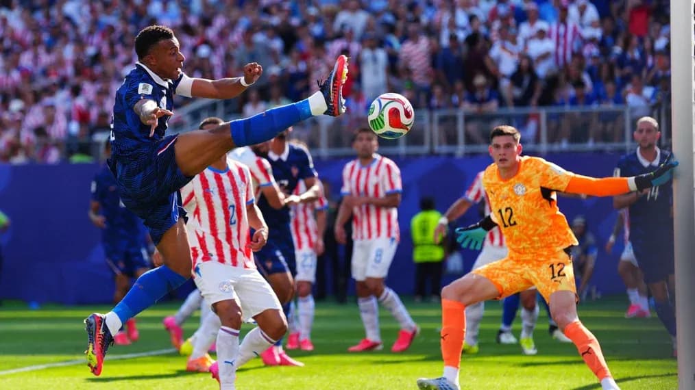 Jugador realizando un tiro en el área durante partido