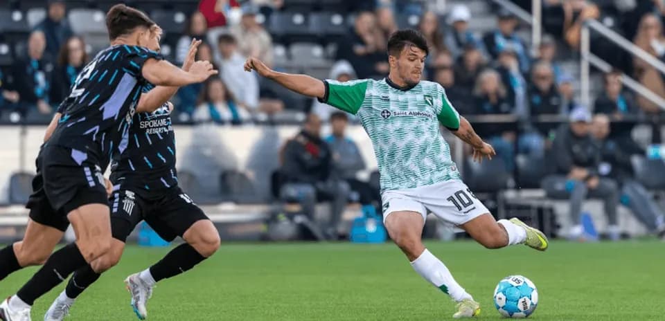 Jugador de Spokane Velocity en acción durante el partido