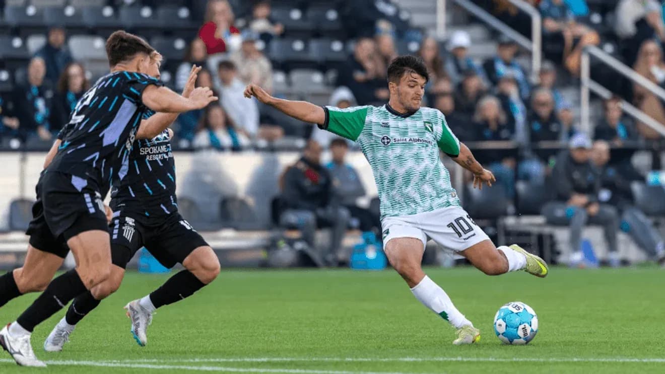 Jugador de Spokane Velocity en acción durante el partido