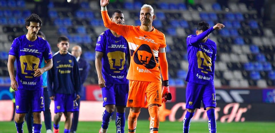 Jugadores de U.N.A.M. Pumas saludando al público