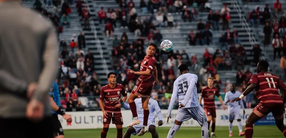 Jugador saltando para cabecear el balón