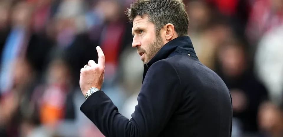 Entrenador señalando durante un partido de fútbol