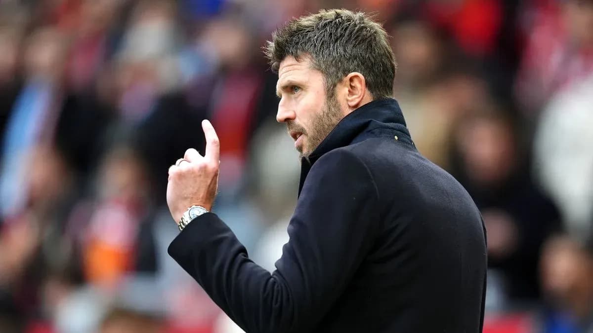 Entrenador señalando durante un partido de fútbol