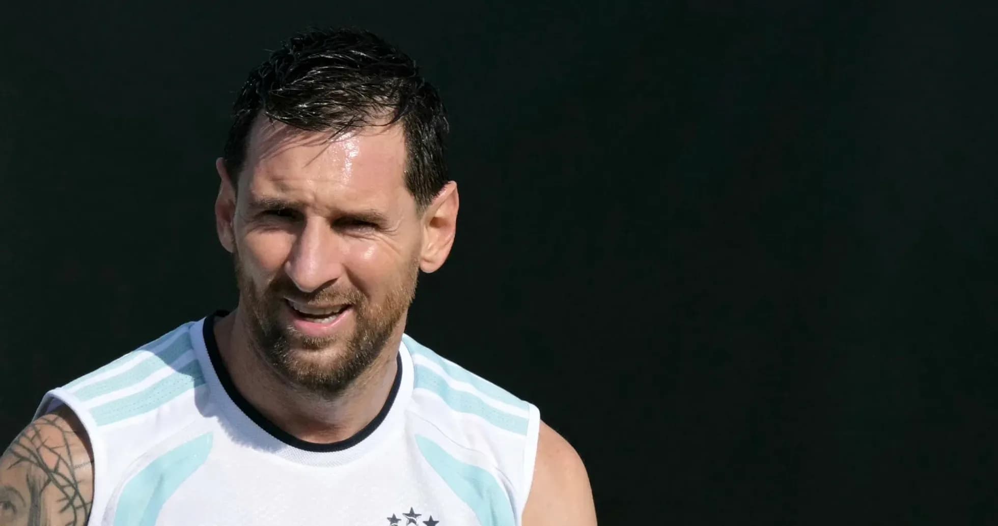 Jugador de fútbol entrenando en camiseta blanca