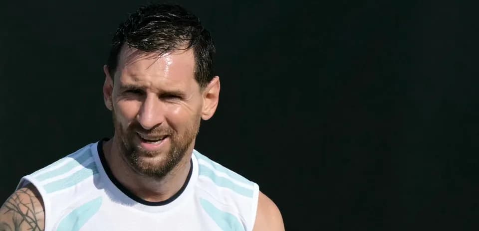 Jugador de fútbol entrenando en camiseta blanca