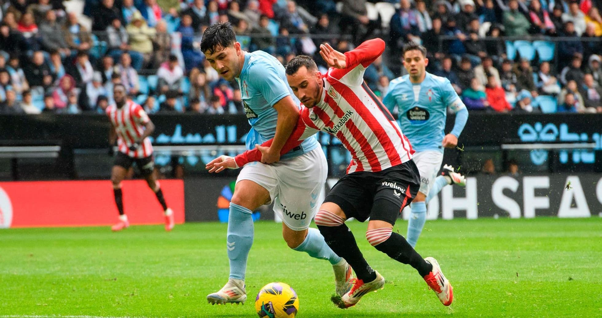 Jugador de Athletic Club compitiendo por el balón