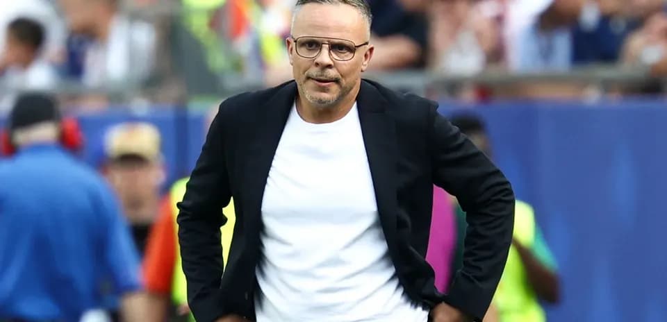 Entrenador en el campo durante el partido