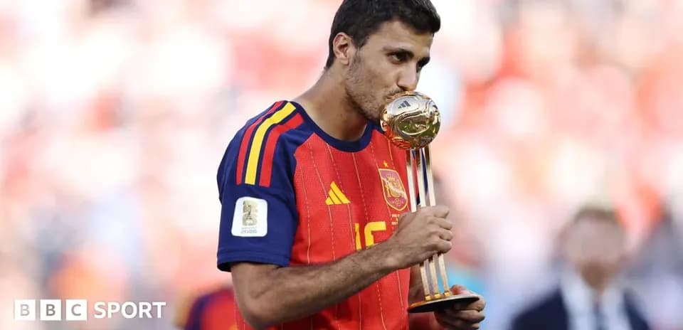 Jugador de España besando trofeo de la Copa del Mundo