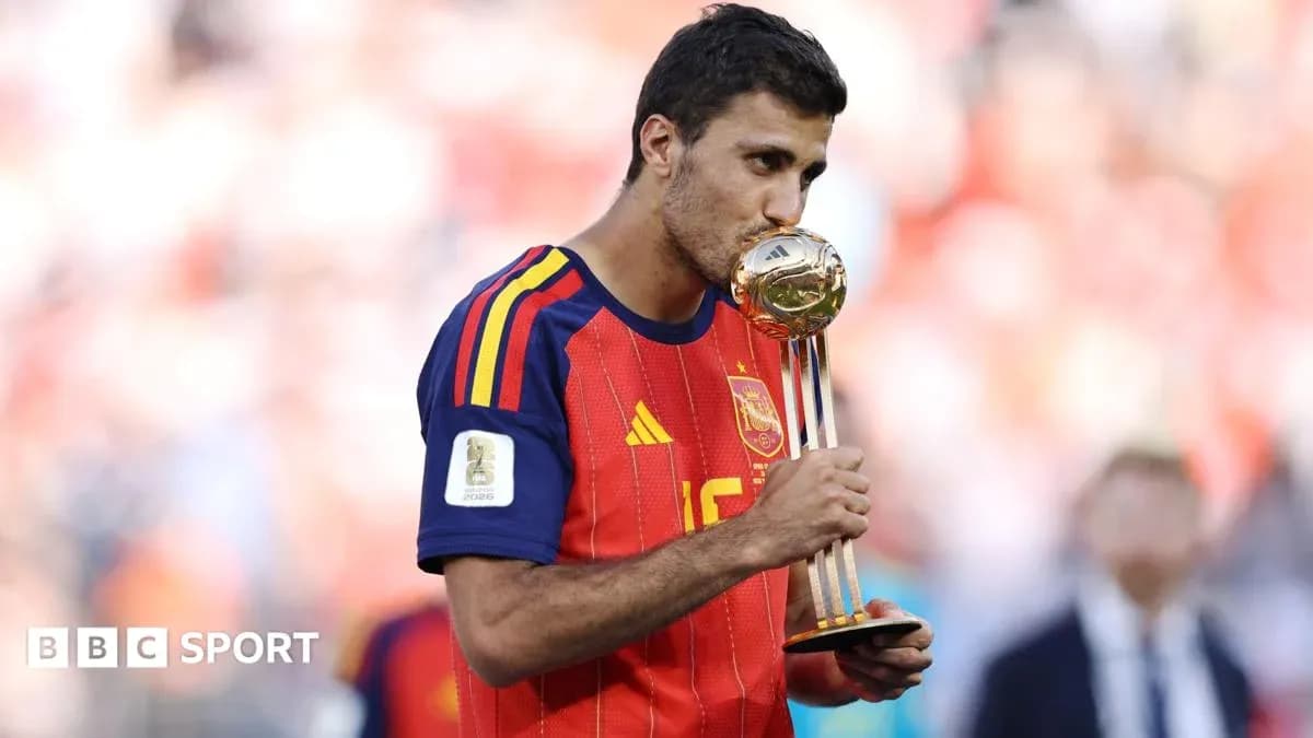 Jugador de España besando trofeo de la Copa del Mundo