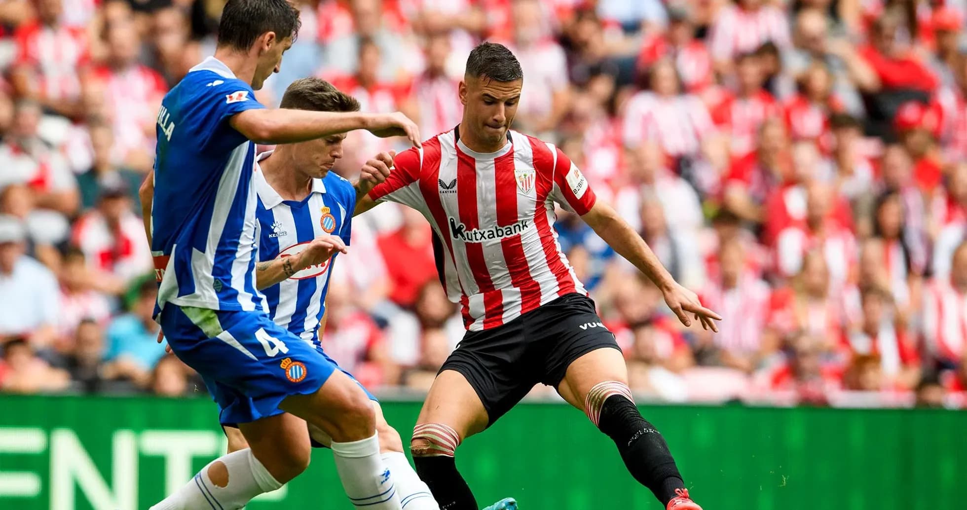 Jugadores de Espanyol y Athletic Club en acción