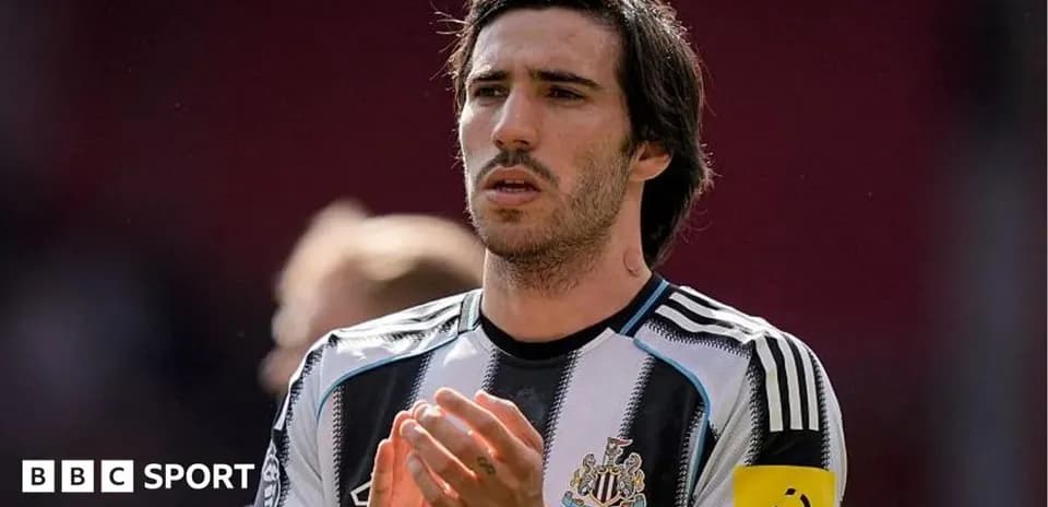 Jugador aplaudiendo con camiseta del Newcastle United