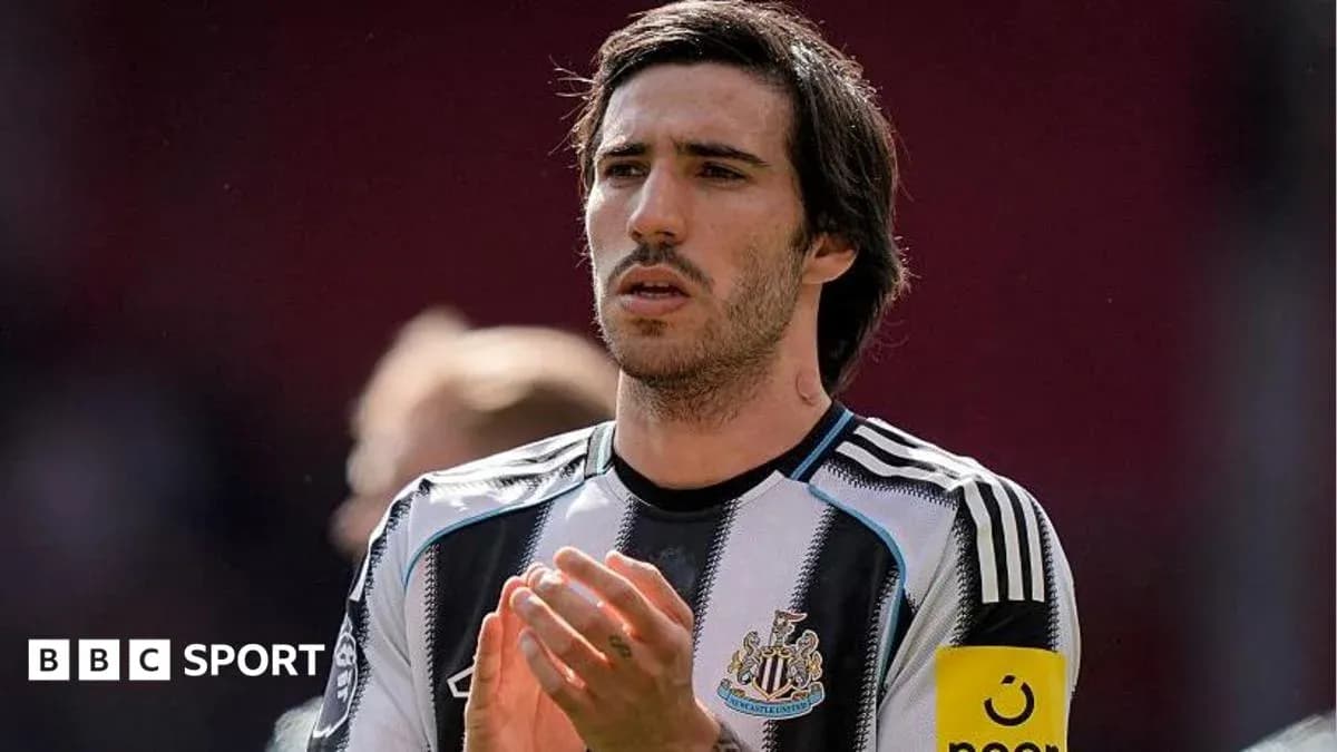 Jugador aplaudiendo con camiseta del Newcastle United