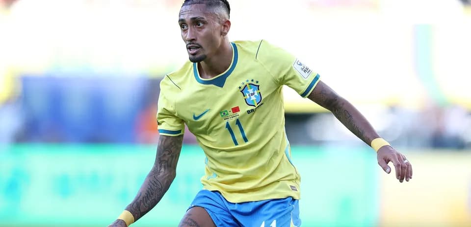 Jugador de Brasil corriendo en partido de fútbol