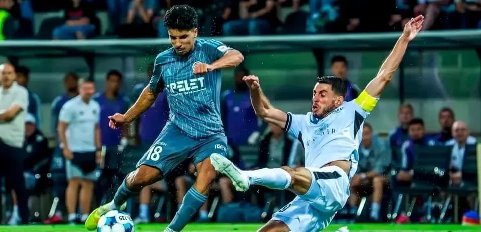 Jugador compitiendo por el balón en el partido