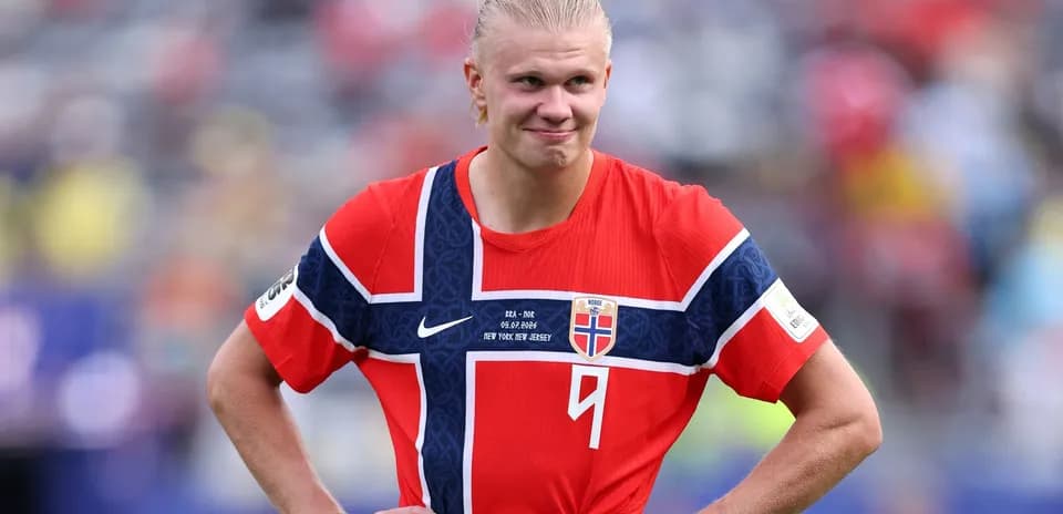 Jugador de Noruega en uniforme durante partido