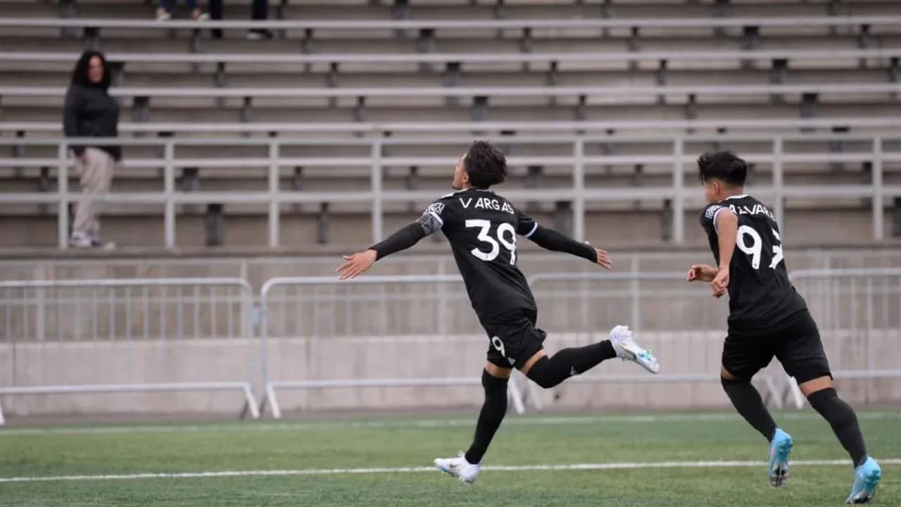 Celebración de gol de jugador con camiseta negra