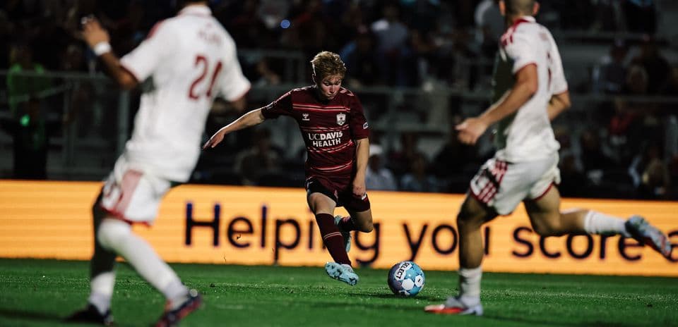 Jugador con balón durante el partido