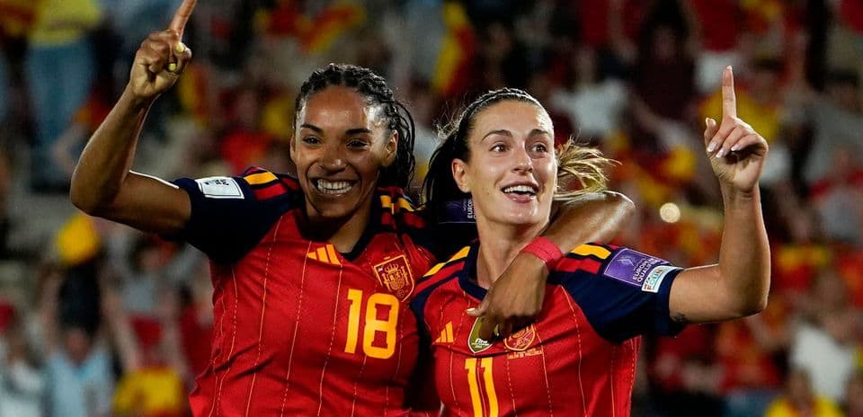 Jugadoras de España celebrando un gol en el partido
