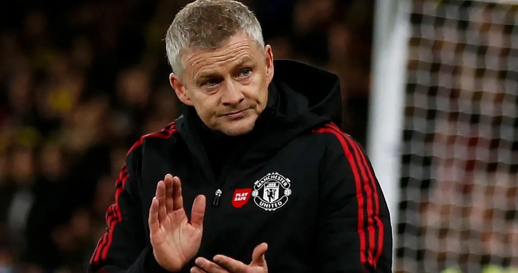 Entrenador de Manchester United aplaudiendo durante partido