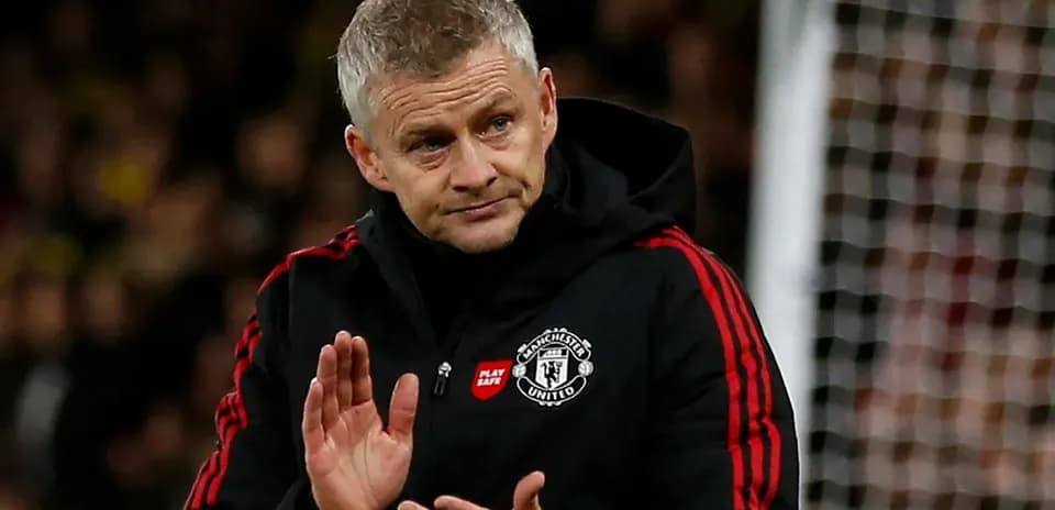 Entrenador de Manchester United aplaudiendo durante partido