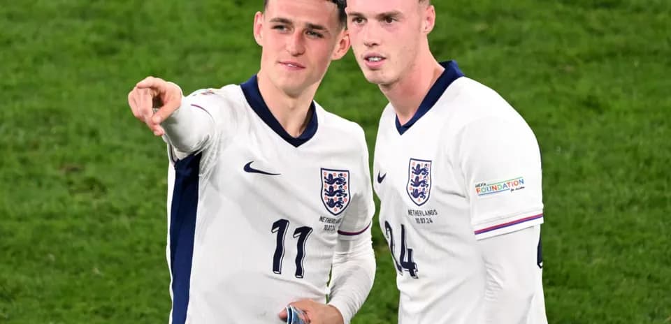 Jugadores de Inglaterra señalando durante un partido