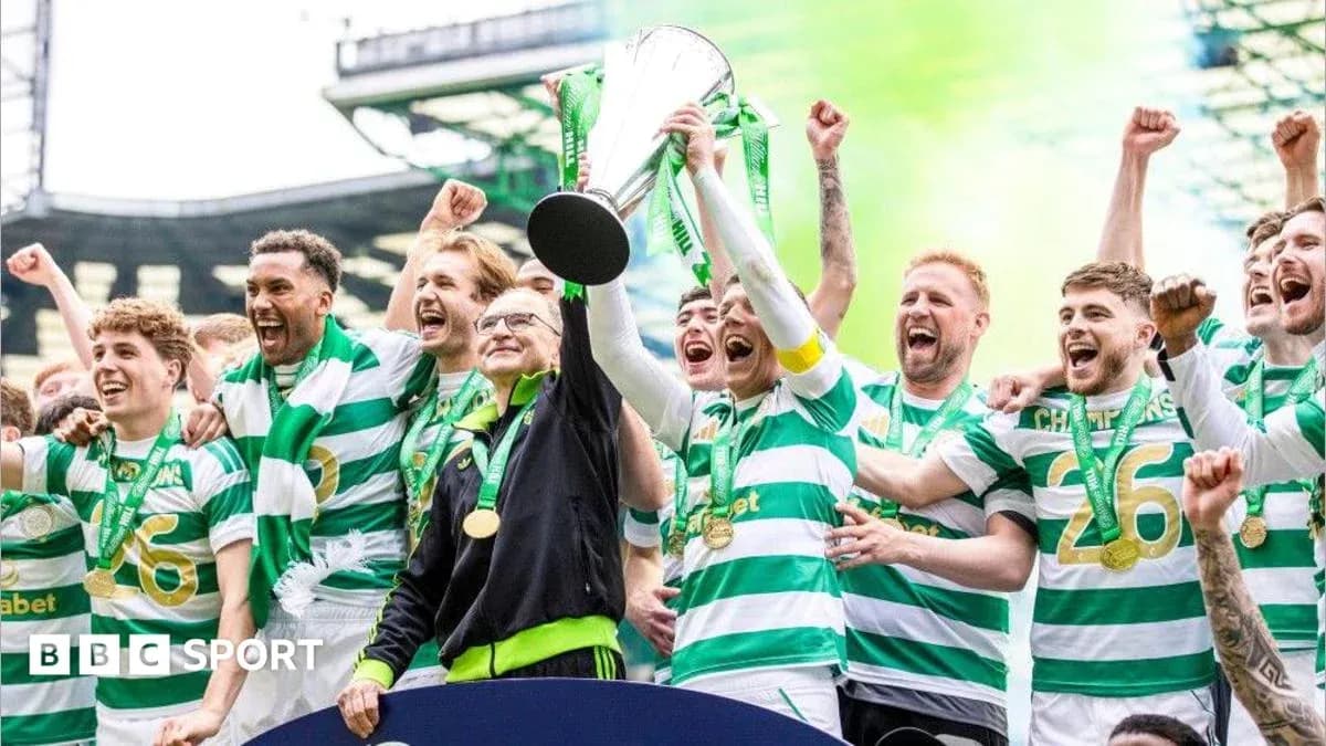 Jugadores de Celtic celebrando con el trofeo