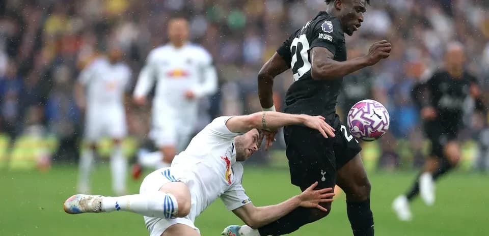 Jugador de Tottenham esquivando a oponente en el campo