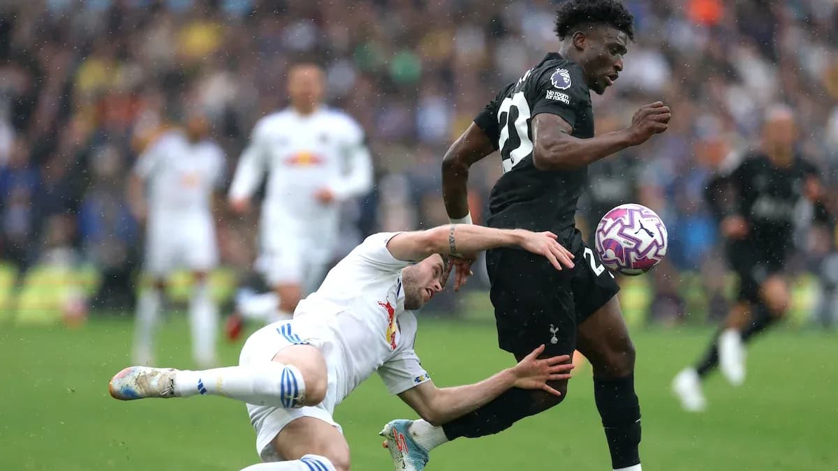 Jugador de Tottenham esquivando a oponente en el campo