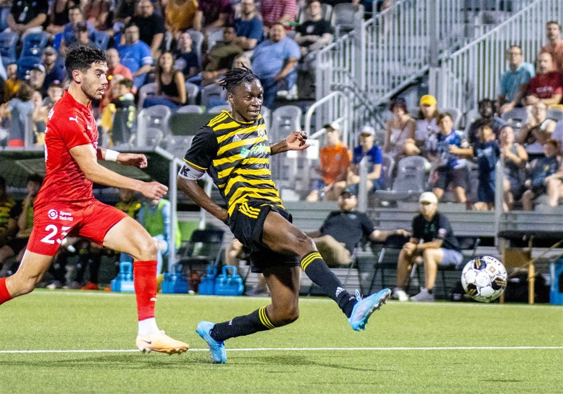 Jugador de Pittsburgh Riverhounds disparando el balón