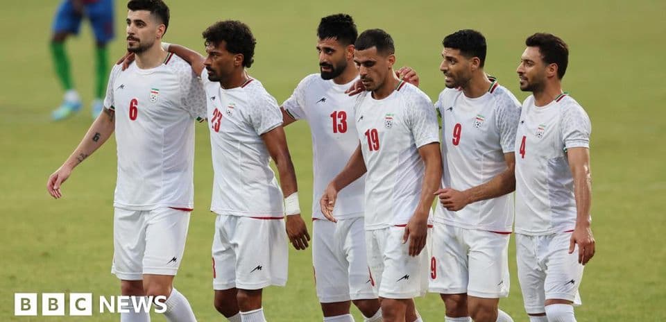 Seis jugadores de Irán caminando juntos en el campo
