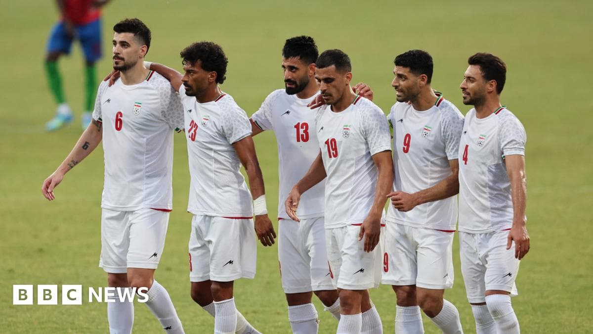 Seis jugadores de Irán caminando juntos en el campo