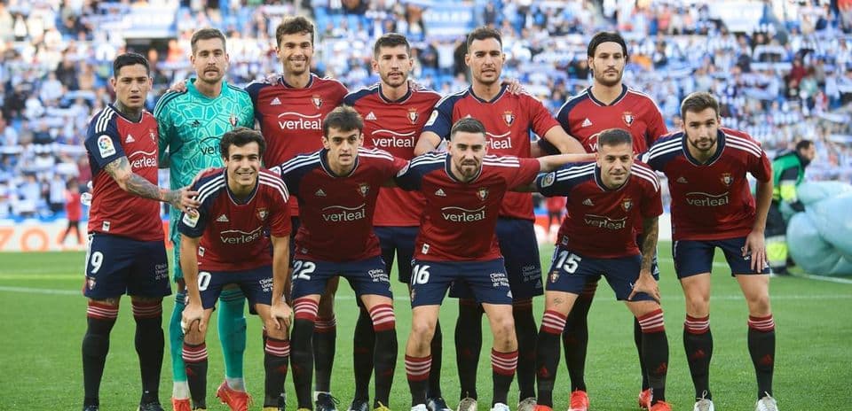 Equipo de Osasuna posando antes del partido