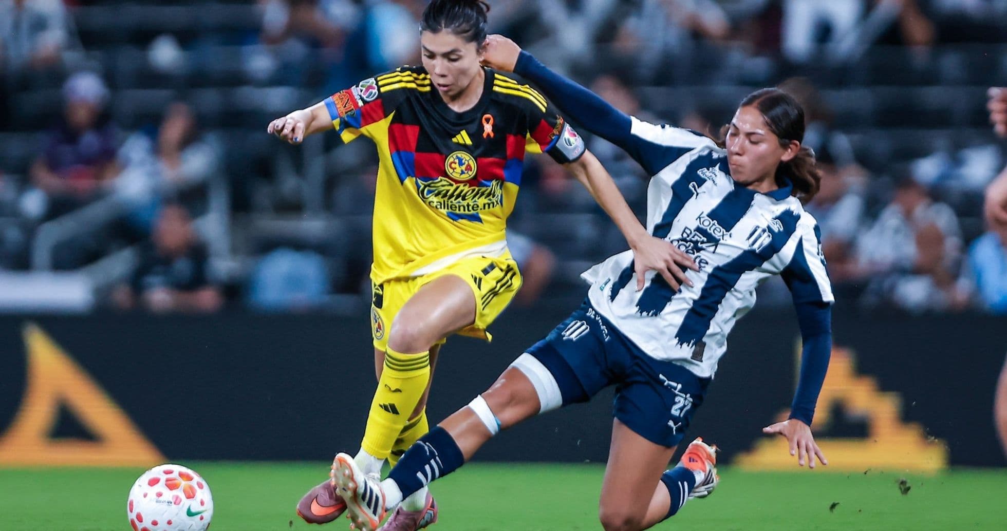 Jugadora de América W en acción contra Monterrey W