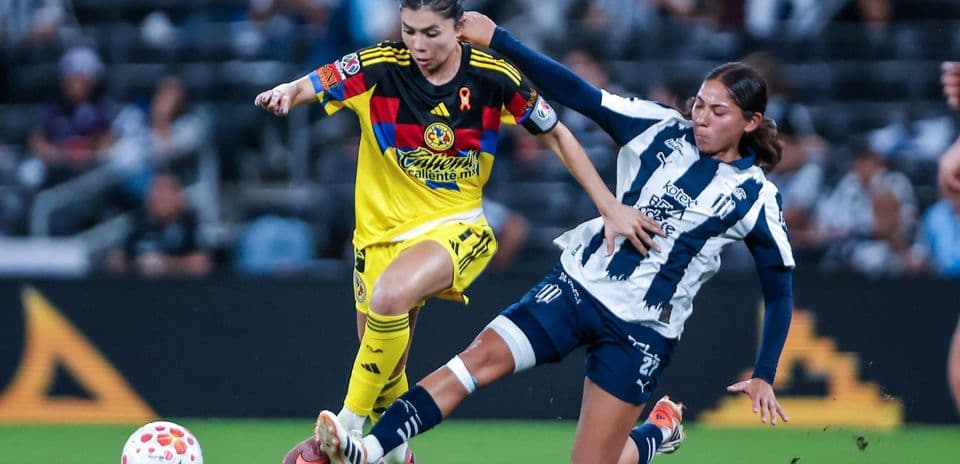 Jugadora de América W en acción contra Monterrey W