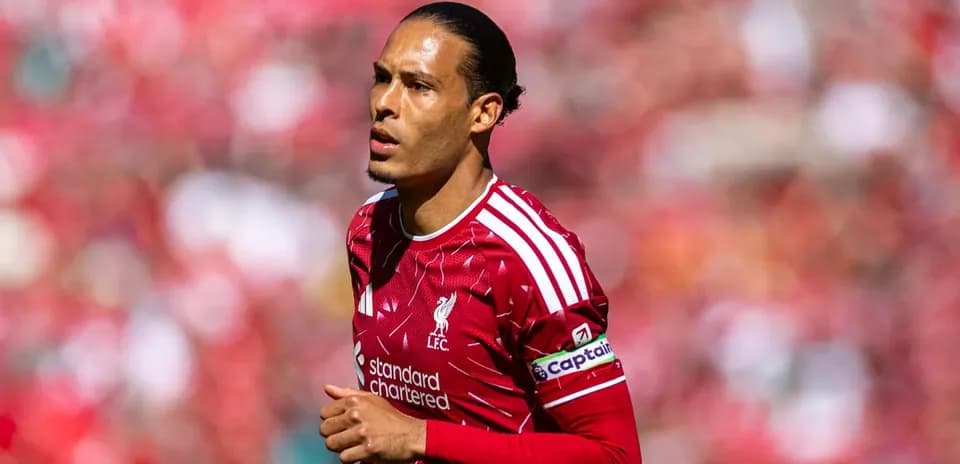 Jugador de Liverpool caminando en el campo de juego
