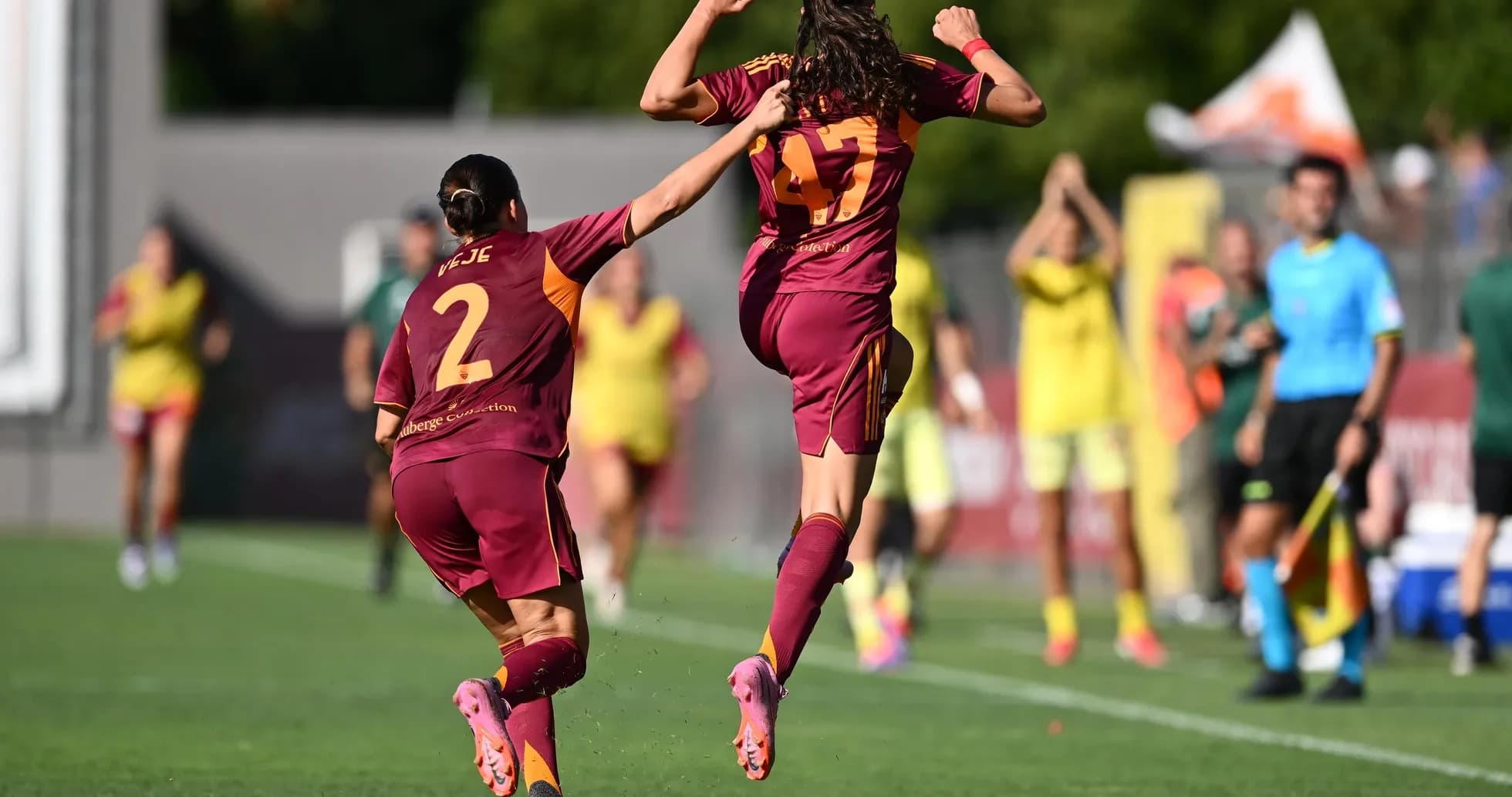 Jugadoras de Roma celebrando un gol en el partido