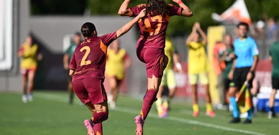 Jugadoras de Roma celebrando un gol en el partido