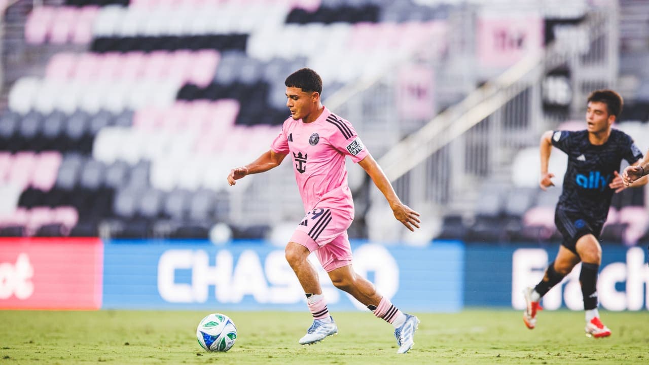 Jugador de Inter Miami II avanzando con el balón