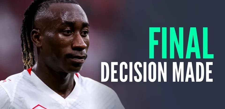 Jugador reflexionando durante un partido de fútbol